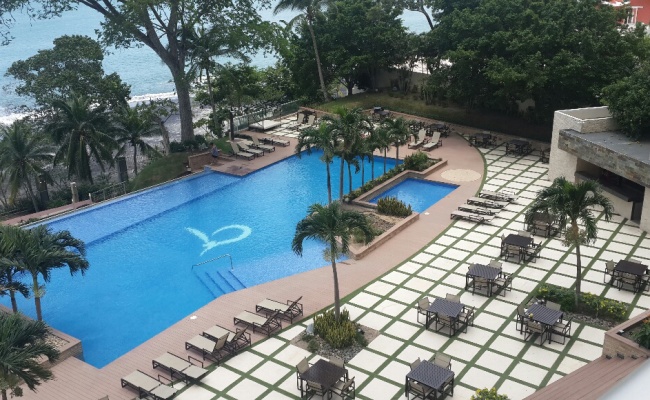 hermosa piscina frente al mar – copia – copia